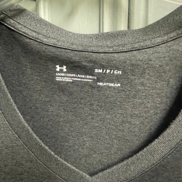 Under Armour Gray Loose V-Neck Top Size Small Women's Short Sleeve Athleisure - Picture 3 of 5